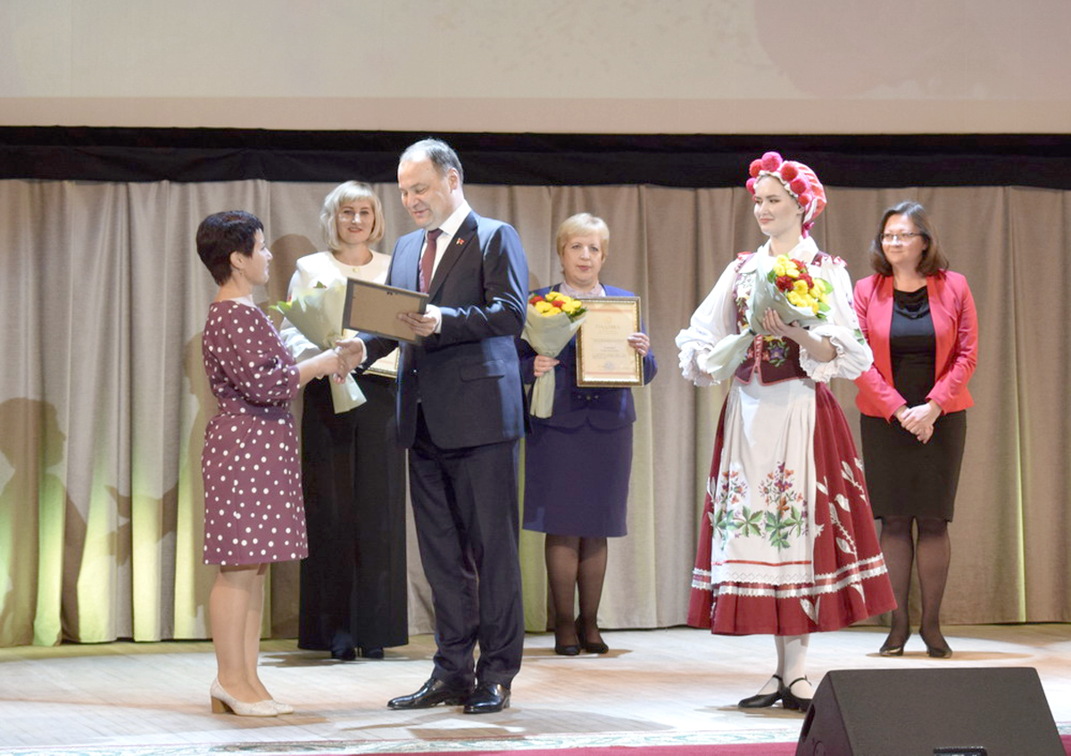 Елена Максимович получила из рук премьер-министра Романа Головченко заслуженную Благодарность