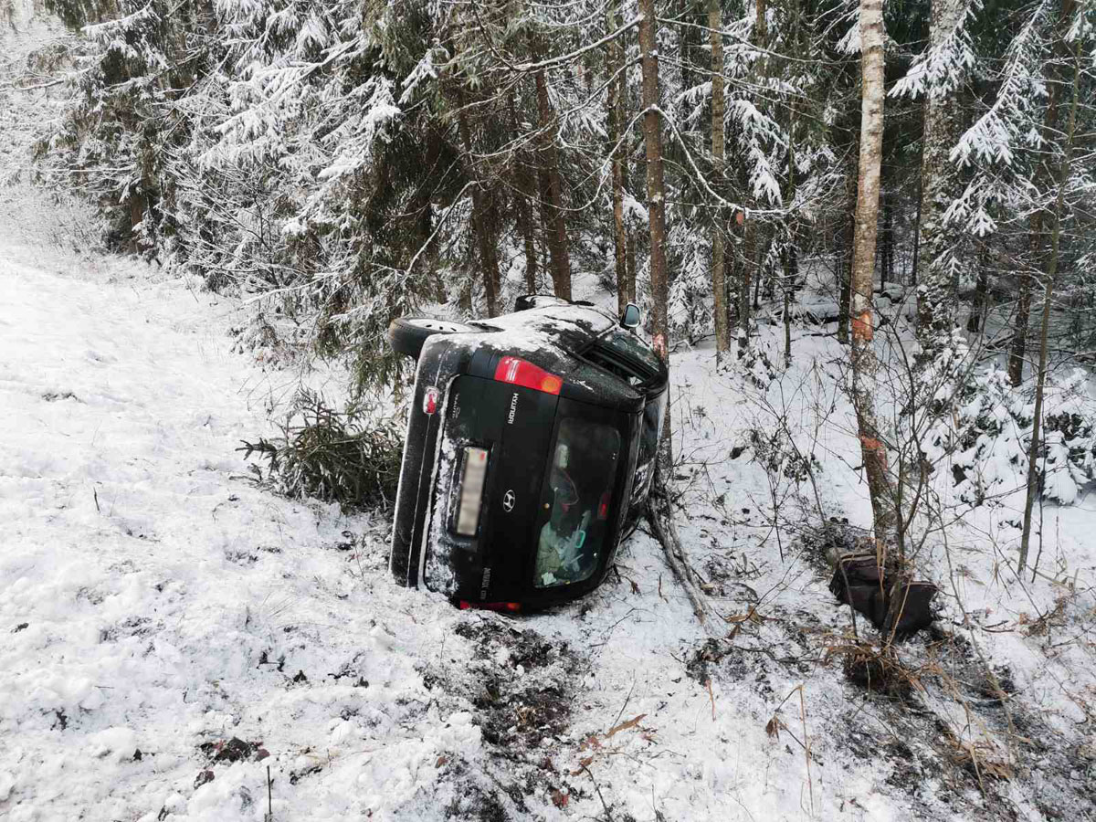 Снова ДТП. Автомобиль Нyundai опрокинулся в кювет