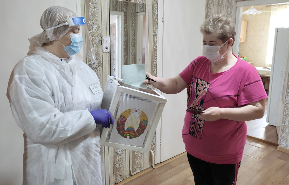 В Чаусах члены участковой комиссии закрытого Больничного участка для голосования №9 посетили болеющих коронавирусом пациентов