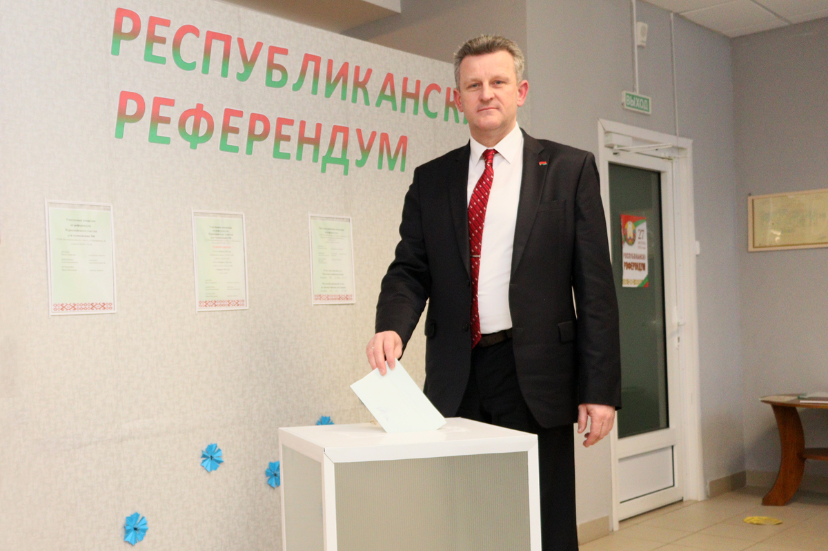 Председатель Чаусского райисполкома Эдуард Герасименко принял участие в досрочном голосовании