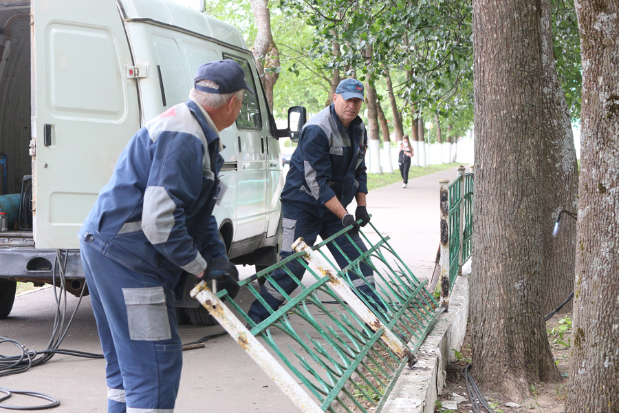 В Чаусском городском парке проводятся работы по демонтажу старого ограждения