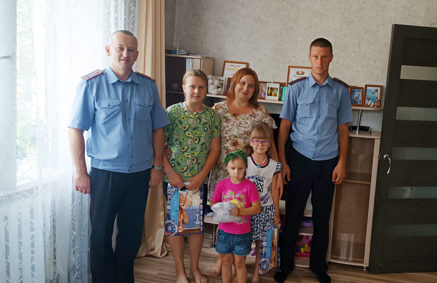 Сотрудники отделения Департамента охраны вручили подарки школьникам ...
