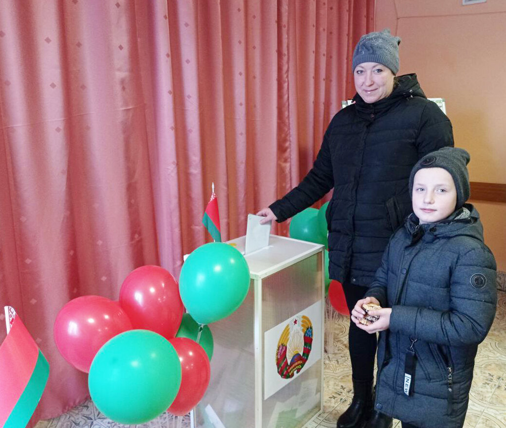 На разных участках одинаково активно досрочно голосуют жители Чаусского района