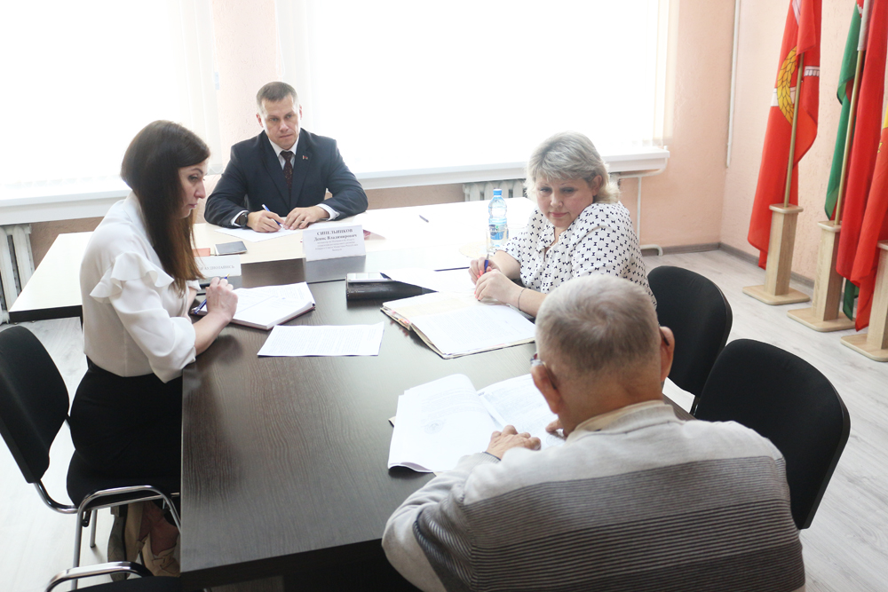 Личный прием граждан в Чаусах провел инспектор по Могилевской области управления регионального развития Аппарата Совета Министров Денис Синельников