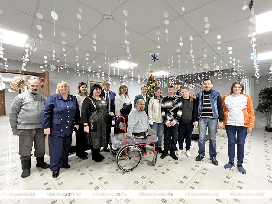 Чаусский социальный пансионат «Росинка» с новогодними подарками посетили гости