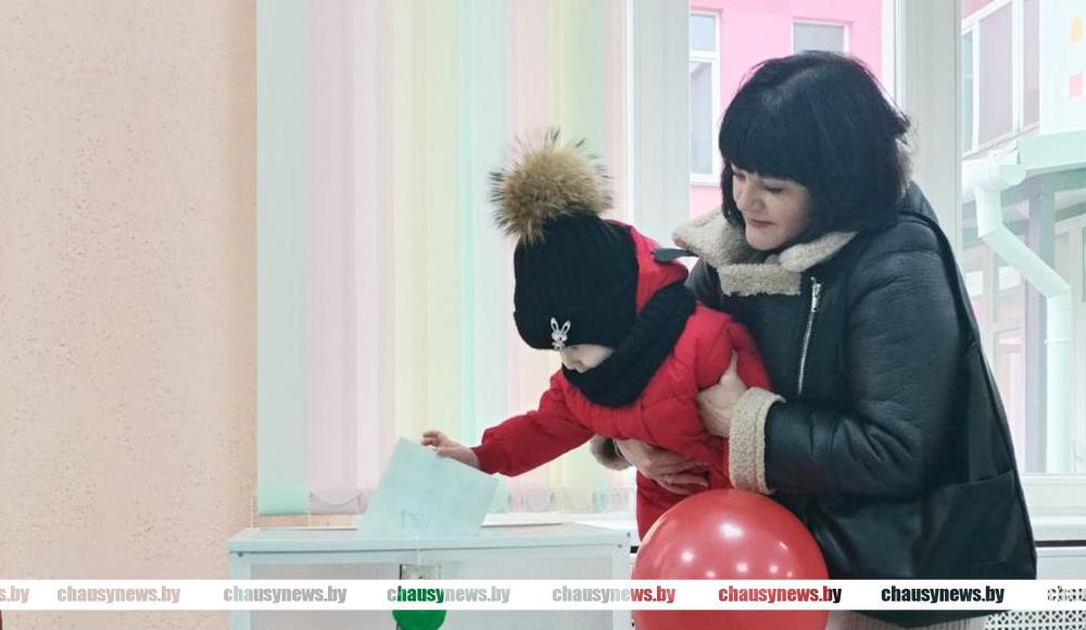 Маленькие участники выборов. На участках для голосования в Чаусах было много родителей с детьми