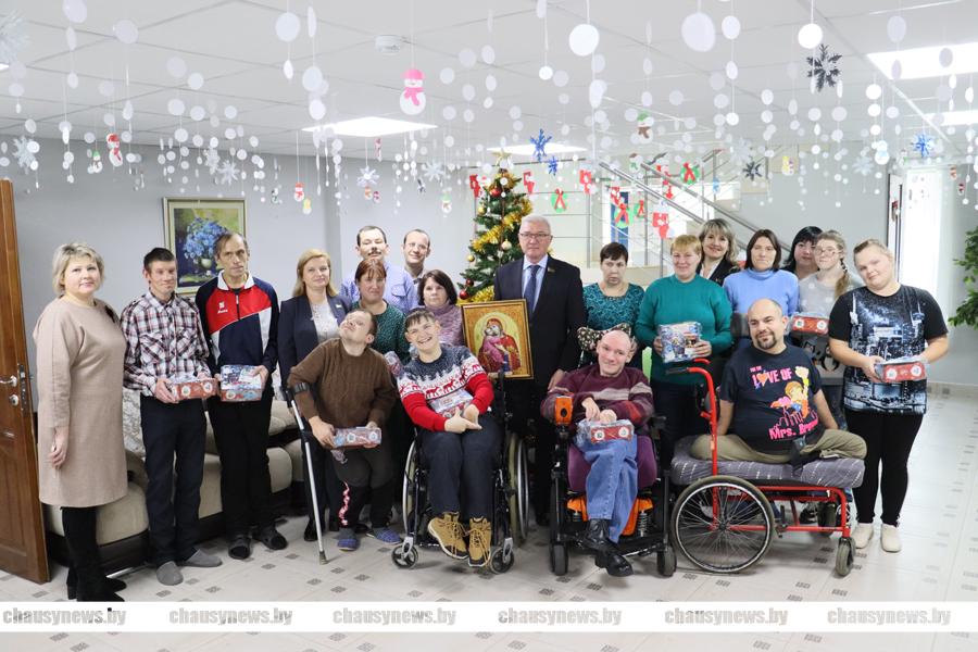 Депутат Палаты представителей Валерий Малашко побывал в гостях у проживающих Чаусского социального пансионата «Росинка»