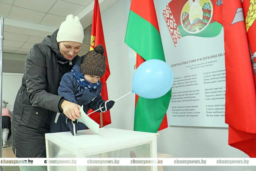 Активность не снижается. Как проходит второй день голосования в Чаусах