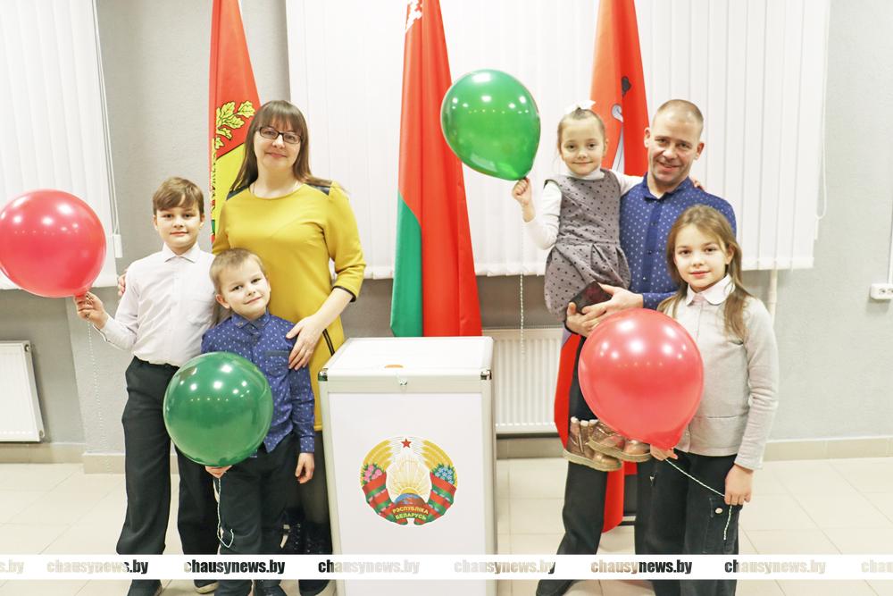 Вшестером на выборы. Как голосовала семья Стручковых