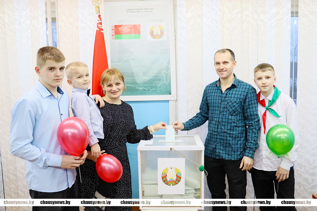 На выборы все вместе. Многодетная семья Жариковых из Чаус проголосовала досрочно