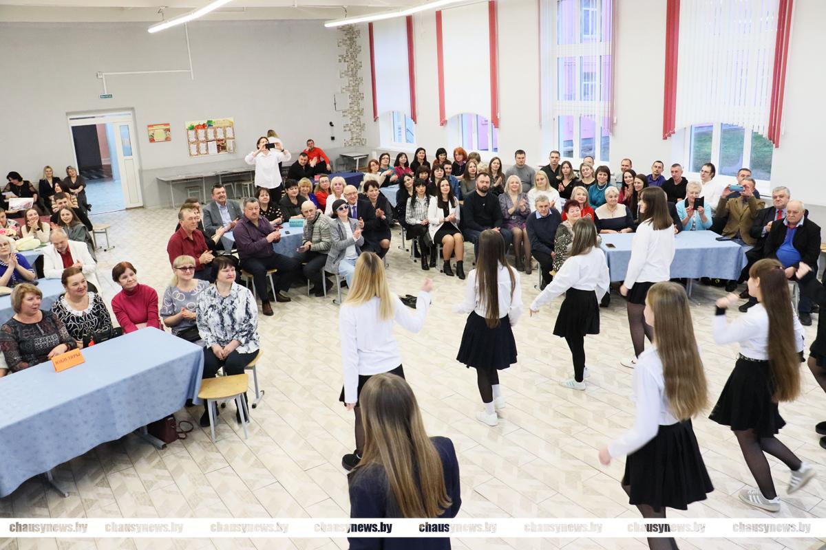 В школах Чаус выпускники собрались на вечер встречи