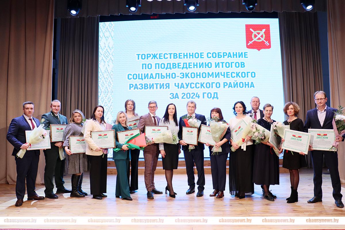 Заместитель председателя райисполкома Анна Подворная вручила награды организациям