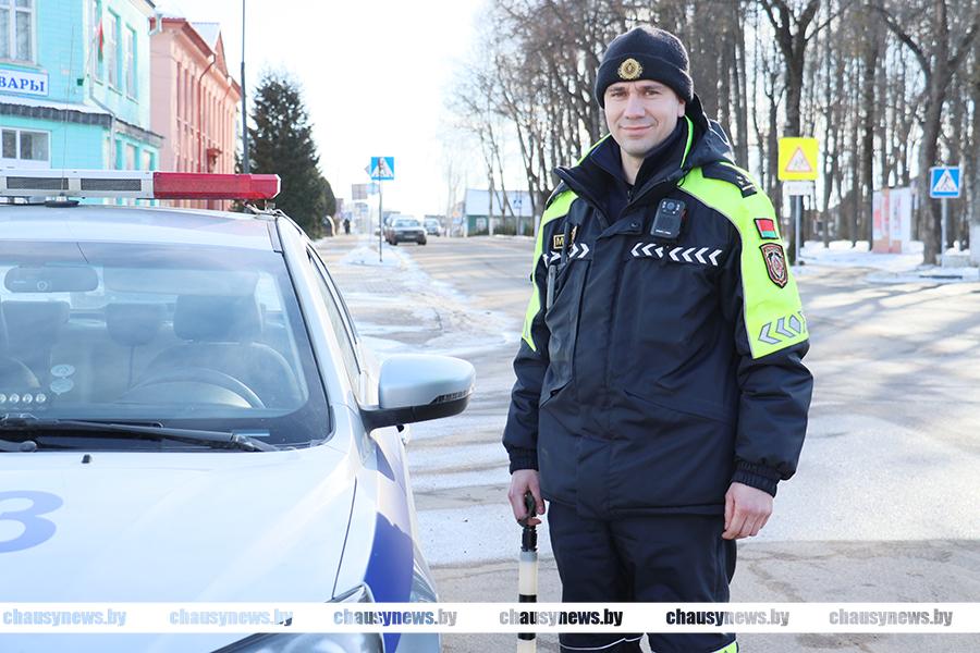 Инспектор ОГАИ Чаусского РОВД Максим Толпа стоит на страже дорог