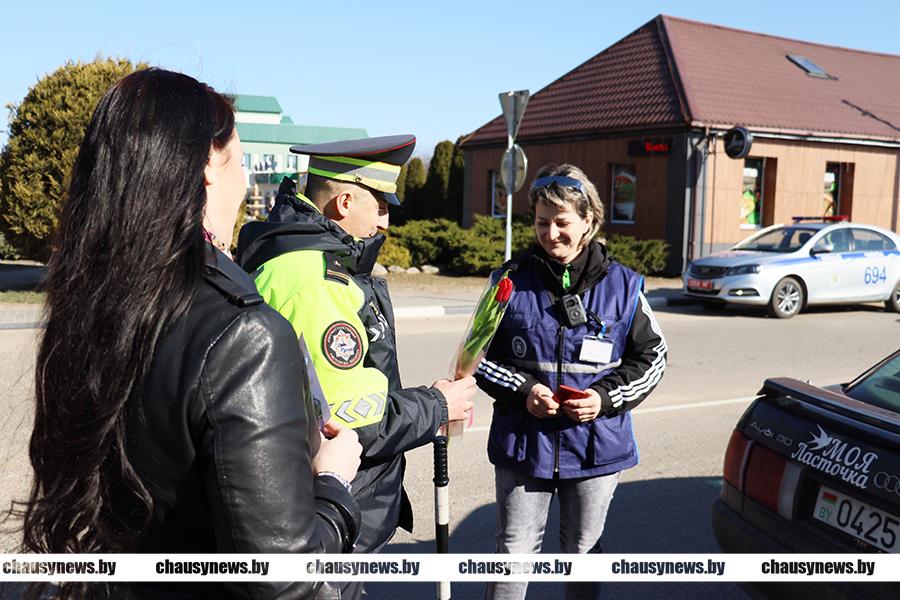 Прекрасные автолюбительницы из Чаус принимали поздравления с 8 Марта