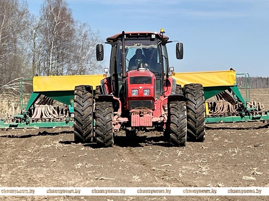 Неплохие темпы сева набрали механизаторы в ОАО «Дужевка»