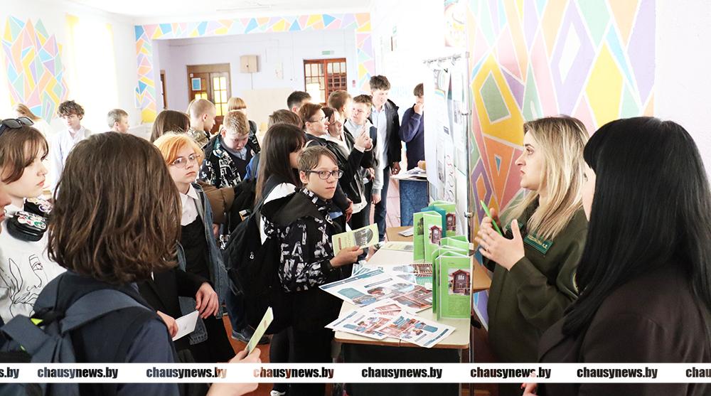 Продуктивно прошел второй день общереспубликанской ярмарки вакансий для молодежи в Чаусах