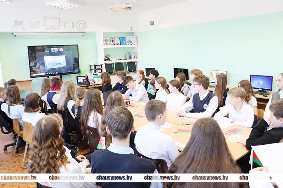 Ученики белорусской и российской школ пообщались в формате телемоста