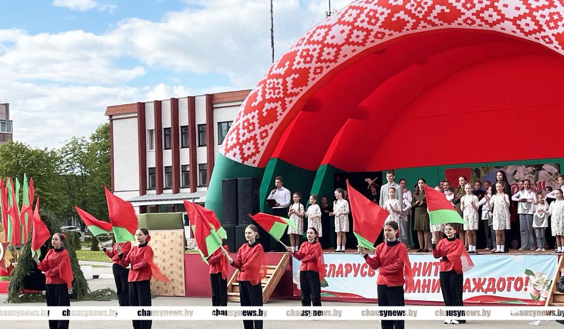 Концертная программа «Мы правнуки твои, Победа» собрала самых талантливых ребят в Чаусах