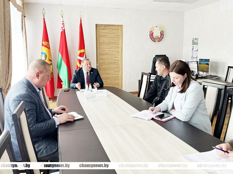 С какими вопросами жители Чаус обратились к председателю райисполкома?