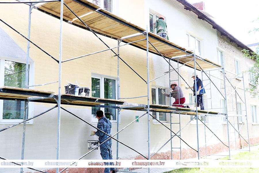 В Год благоустройства в Чаусском районе ведутся масштабные работы по ремонту жилого фонда. Рассказываем, какие