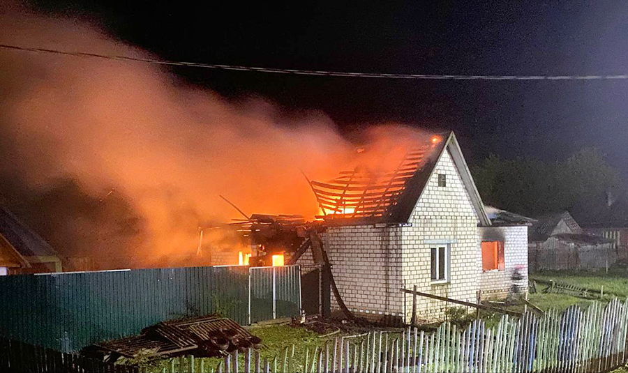 В Чаусском районе горел дом. Рассказываем подробности