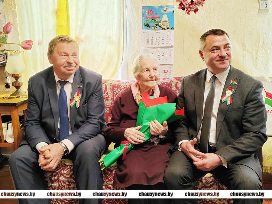 Председатель Могилевского областного Совета депутатов Александр Горошкин поздравил ветерана Великой Отечественной войны Анну Николаевну Кривоспицкую из Чаус