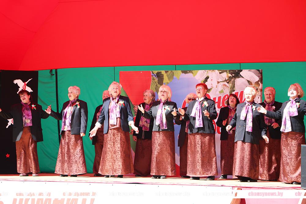 В эти минуты радует жителей Чаус своим творчеством коллектив «Спадарыня»