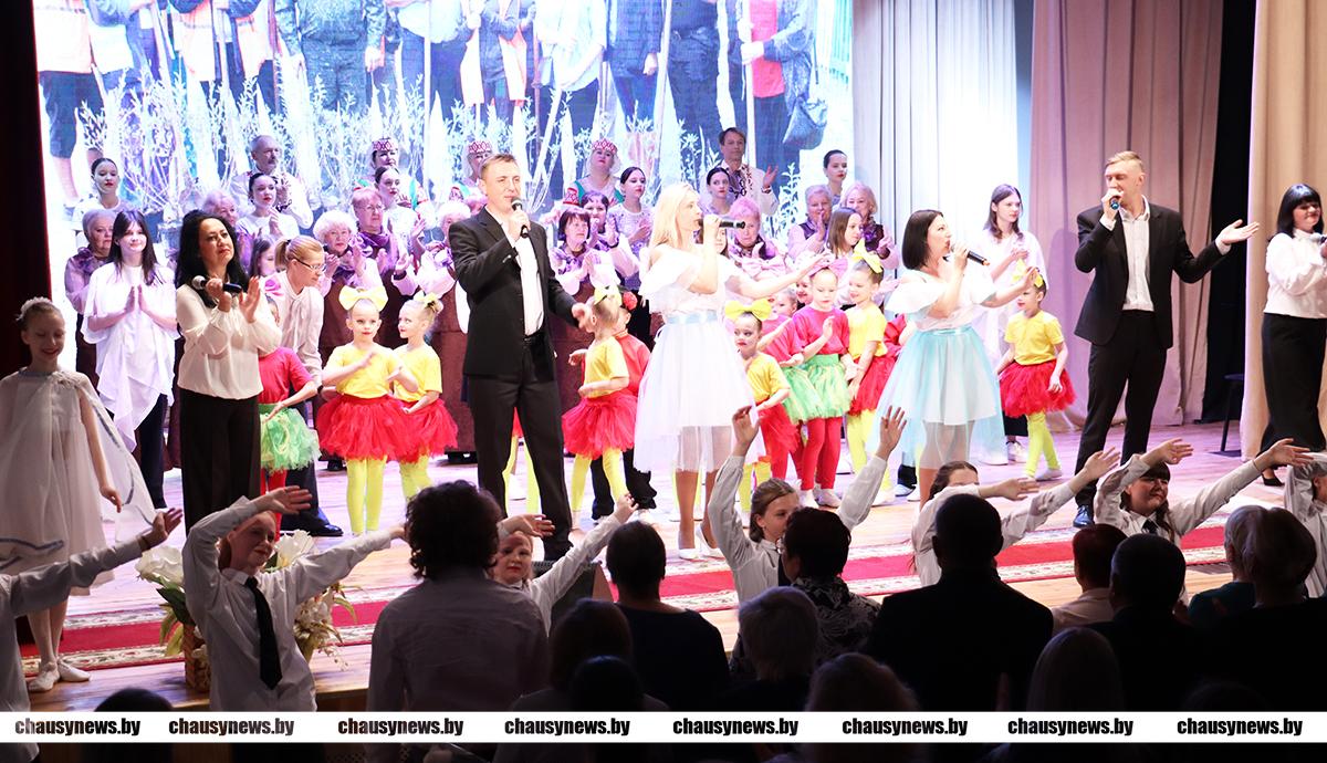 В Чаусах в честь Дня Труда прошел праздничный концерт