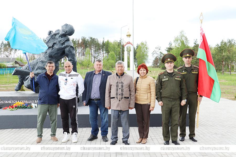 Гости из Казахстана приехали в Чаусский район, чтобы почтить героическую память своего предка