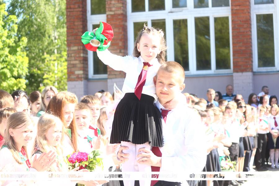 Стало известно, когда в Чаусском районе прозвенят последние звонки и пройдут выпускные