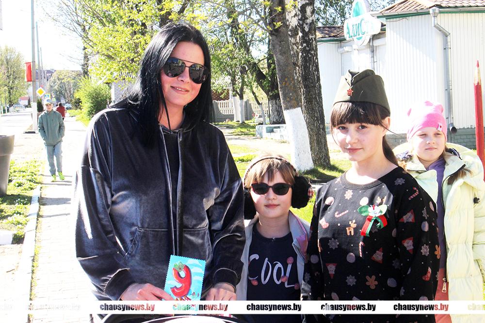 Учащиеся Детской школы искусств и художественных ремёсел креативно поздравили жителей Чаус с 9 мая