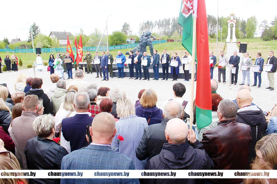 Торжественное мероприятие, посвящённое 80-летию Победы, прошло у памятного знака возле деревни Дрануха