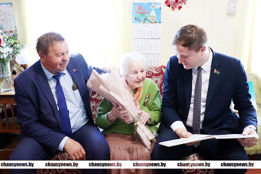 Владимир Павловский навестил ветерана Великой Отечественной войны из Чаус Анну Николаевну Кривоспицкую