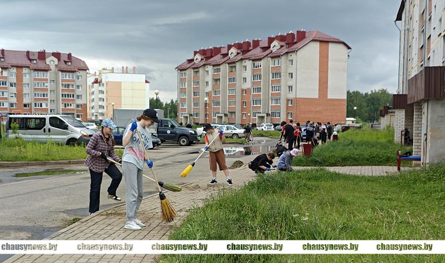 Чаусская молодежь участвует в благоустройстве города, работая в лагерях труда и отдыха