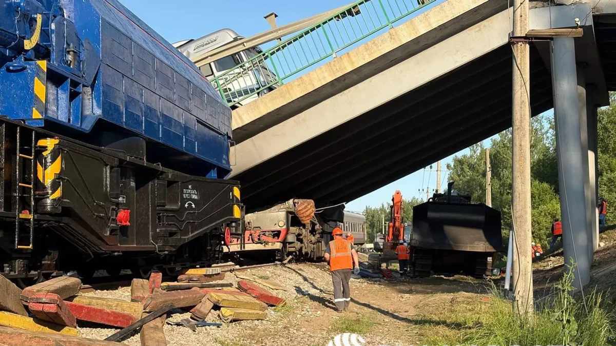 Из-за обрушения моста в Брянской области произошло ДТП с участием железнодорожного состава и машин