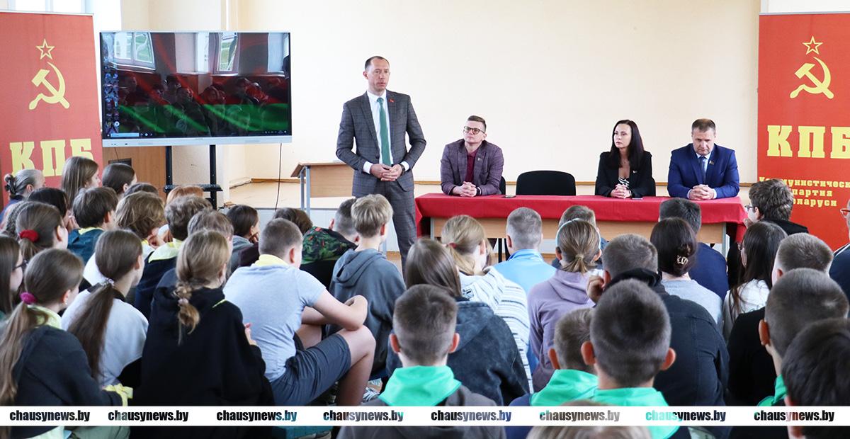 Известный белорусский политик Сергей Сыранков поделился формулой успеха с ребятами из лагеря «Олимпиец» в Чаусах