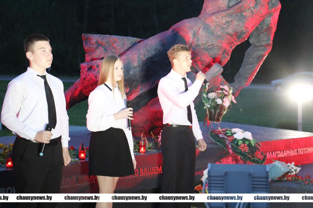 Цветы и лампады у постамента. Как в Чаусском районе 22 июня прошел митинг-реквием