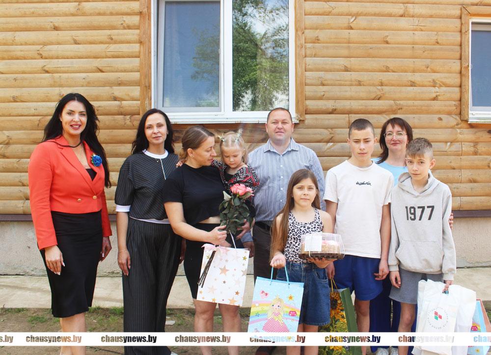 Кира Чубукова из Горбович 1 июня принимала поздравления с 10-летием от руководства Чаусского района