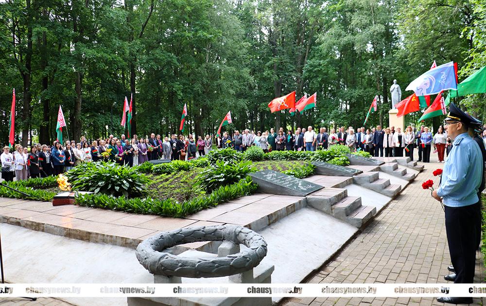 В честь 81-й годовщины освобождения Чаусского района прошел митинг на братском захоронении в городском парке