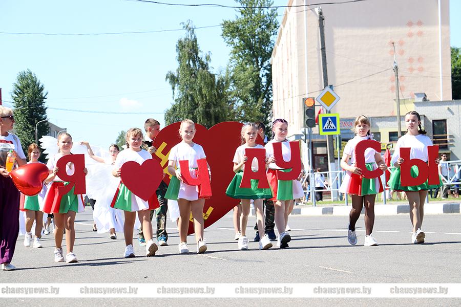 [ФОТОФАКТ] Жители и гости Чаус ярко прошли по улицам города в День Независимости
