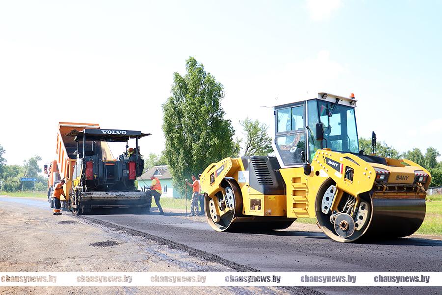 Рассказываем и показываем, как в Чаусском районе ведутся работы по ремонту трассы Р-138