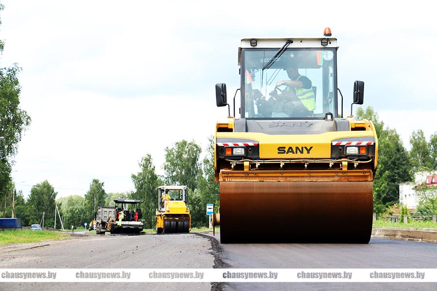 В агрогородке Радомля ведутся масштабные работы по ремонту автодороги