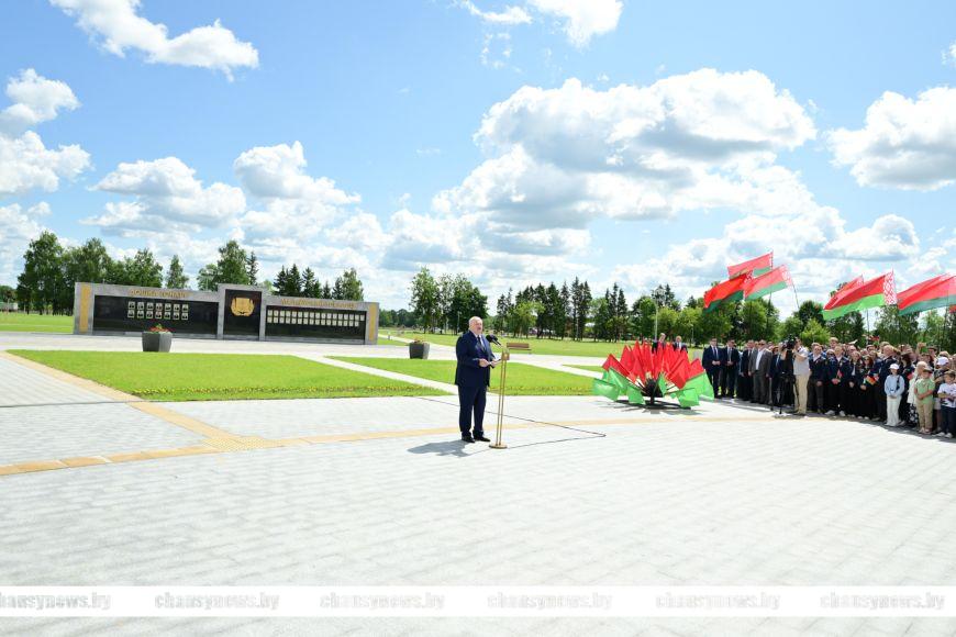 Лукашенко: лучше под мирным светлым небом бороться за историческую правду