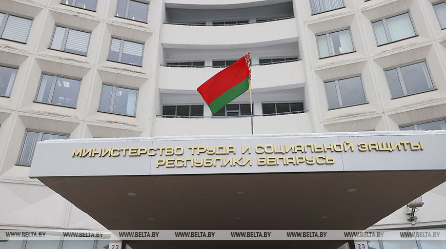 С 1 июля социальные выплаты перечисляются только на базовый счет: что будет с деньгами, если его не открыть