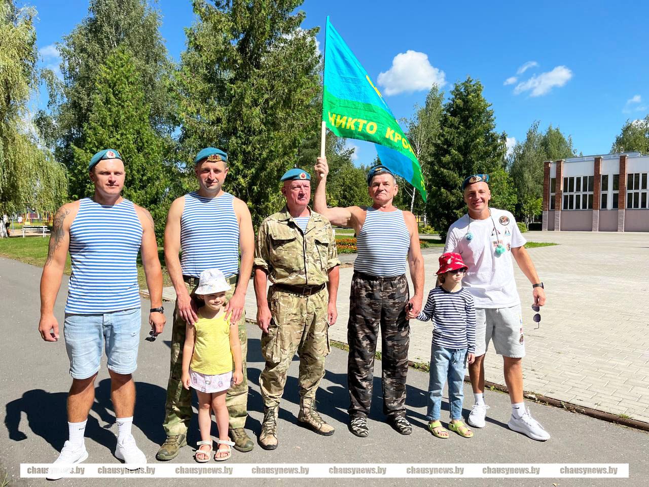 Расплескалась синева… В Чаусах проходит встреча десантников