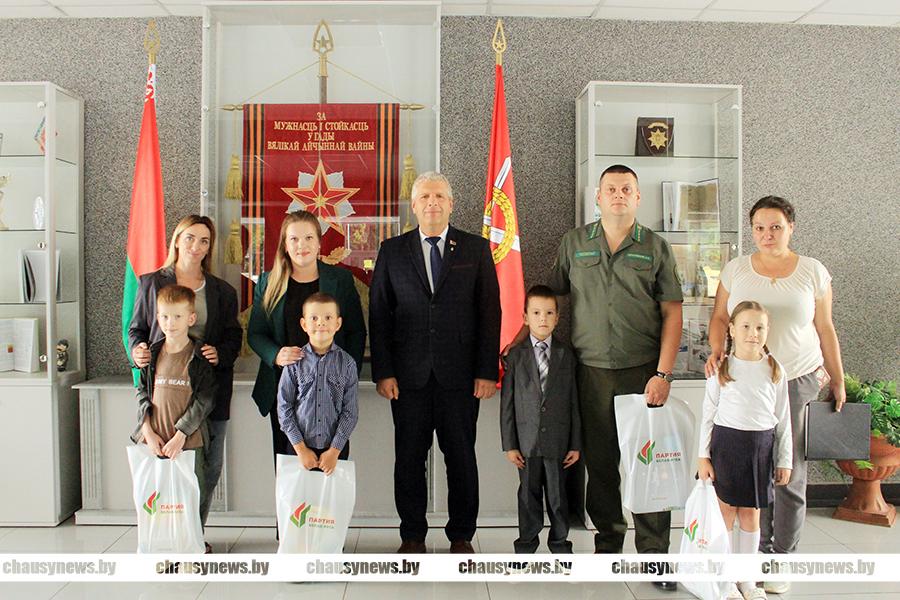 Председатель Чаусского районного отделения партии «Белая Русь» Андрей Верховодкин вручил подарки будущим первоклассникам