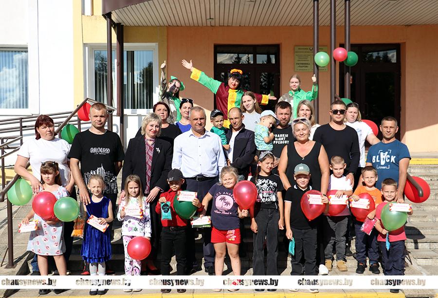 12 детей из 11 семей работников Чаусского УКП «Жилкомхоз» получили помощь к 1 сентября