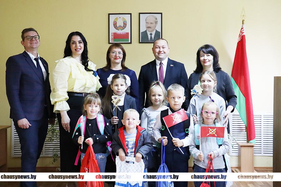 Руководство Чаусского района к 1 сентября вручило подарки ребятам из многодетных семей