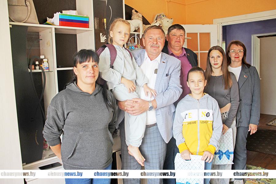 Подарки к школе получают маленькие жители Чаусского района