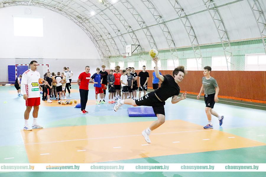 Руководство федерации гандбола и знаменитые спортсмены приехали в Чаусы. Рассказываем почему